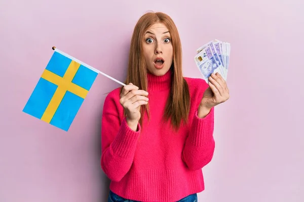 Mladá Irka Držící Švédskou Vlajku Korunové Bankovky Vyděšená Šokovaná Překvapením — Stock fotografie