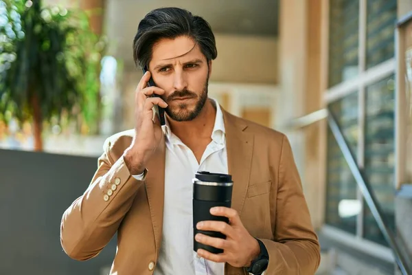 Junger Hispanischer Geschäftsmann Spricht Auf Dem Smartphone Und Trinkt Kaffee — Stockfoto