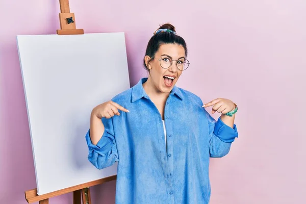 Joven Mujer Hispana Pie Junto Pintor Caballete Pie Mirando Confiado — Foto de Stock