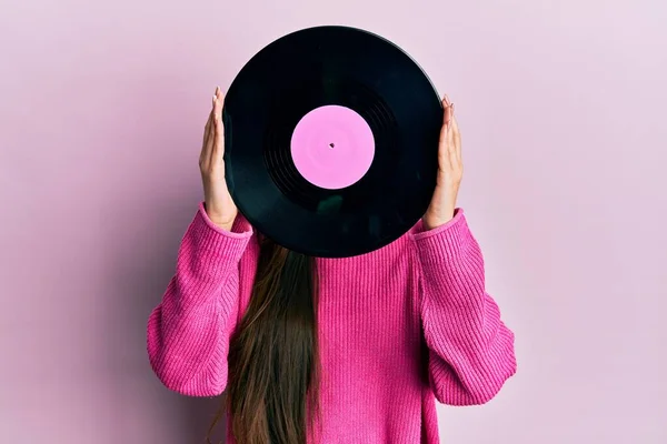 Frau Hält Retro Vinyl Scheibe Die Gesicht Über Rosa Hintergrund — Stockfoto