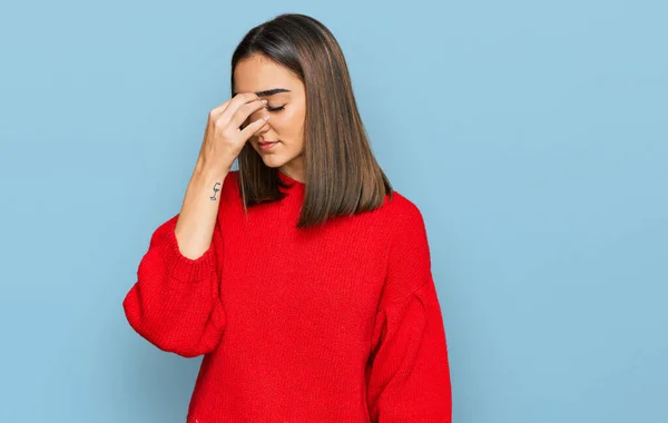 Hermosa Mujer Morena Que Usa Suéter Invierno Casual Cansado Frotando — Foto de Stock