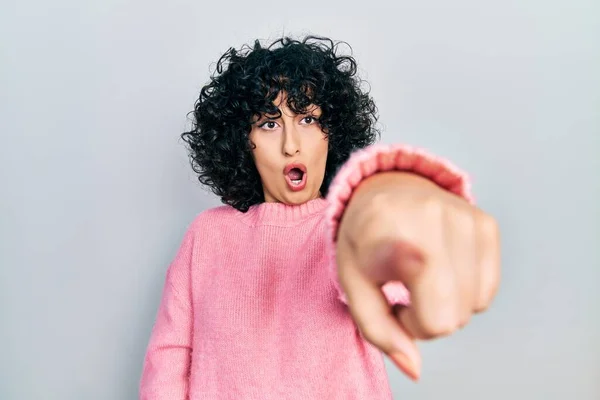 Junge Frau Aus Dem Mittleren Osten Lässiger Kleidung Die Mit — Stockfoto