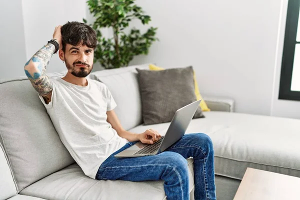 Hombre Hispano Con Barba Sentado Sofá Confunde Pregunta Acerca Pregunta — Foto de Stock