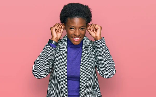 Νεαρή Αφρο Αμερικανίδα Που Φοράει Καθημερινά Ρούχα Χαμογελώντας Τραβώντας Αυτιά — Φωτογραφία Αρχείου