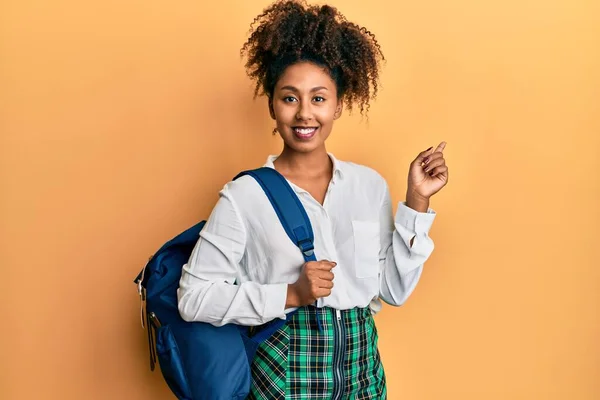 Vacker Afrikansk Amerikansk Kvinna Med Afro Hår Bär Student Ryggsäck — Stockfoto