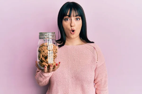 Ung Latinamerikansk Kvinna Håller Burk Choklad Chips Cookies Rädd Och — Stockfoto