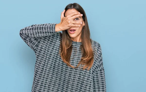 Jonge Mooie Vrouw Dragen Casual Kleding Gluren Shock Bedekking Gezicht — Stockfoto