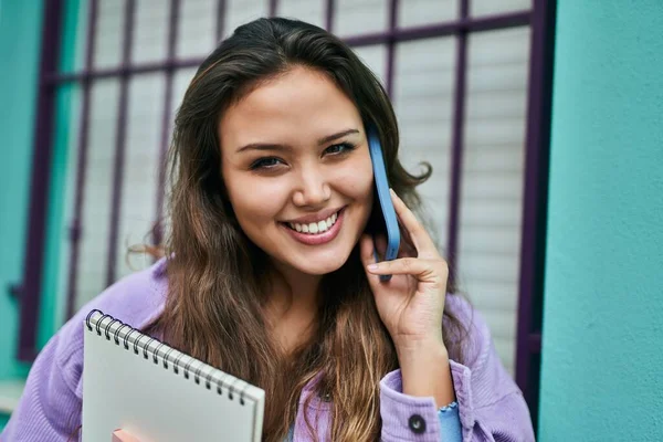 Junge Hispanische Studentin Lächelt Fröhlich Auf Dem Smartphone Der Stadt — Stockfoto