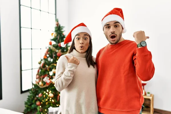 Noel Ağacının Yanında Dikilen Genç Spanyol Çift Elleri Yana Doğru — Stok fotoğraf