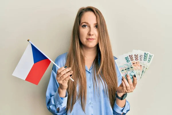 Elinde Czech Cumhuriyet Bayrağı Koruna Banknotları Tutan Genç Sarışın Kadın — Stok fotoğraf