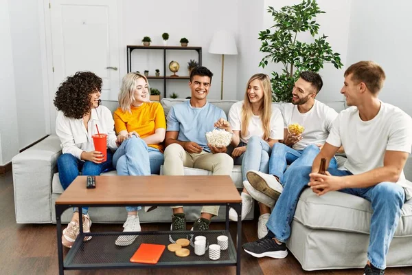 Groep Van Jonge Vrienden Glimlachen Gelukkig Kijken Film Thuis — Stockfoto