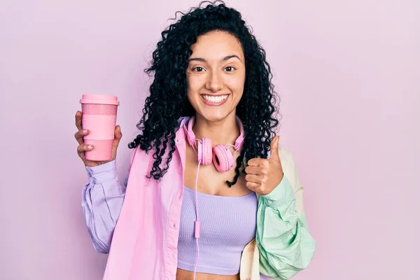 Jovem Hispânica Com Cabelo Encaracolado Vestindo Roupas Esportivas Fones Ouvido — Fotografia de Stock