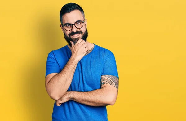 Homem Hispânico Com Barba Vestindo Camiseta Casual Óculos Olhando Confiante — Fotografia de Stock