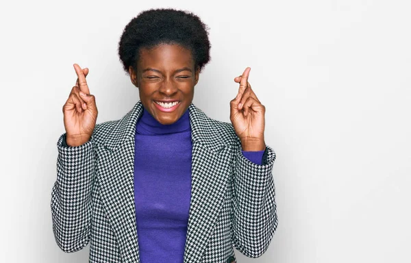 Jovem Afro Americana Vestindo Roupas Casuais Gesticulando Dedo Cruzado Sorrindo — Fotografia de Stock