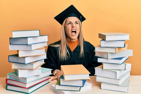 Junge Kaukasische Frau Abschlusszeremoniengewand Auf Dem Tisch Sitzend Wütend Und — Stockfoto