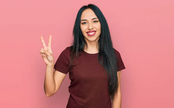 Jong Hispanic Meisje Dragen Casual Shirt Tonen Wijzen Met Vingers — Stockfoto