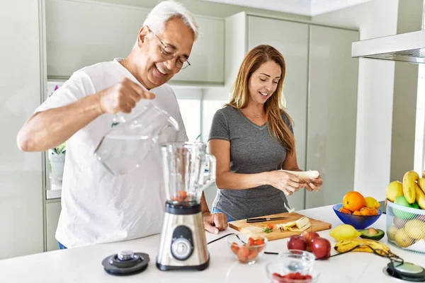 Pareja Hispana Mediana Edad Vertiendo Agua Batido Cocina Máquina Mezcladora —  Fotos de Stock