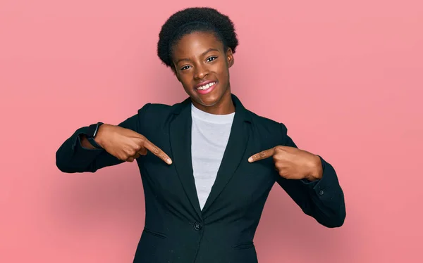 Jovem Afro Americana Vestindo Roupas Negócios Parecendo Confiante Com Sorriso — Fotografia de Stock