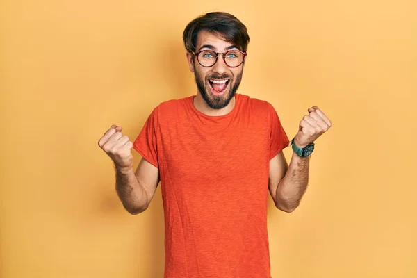 Jovem Hispânico Vestindo Roupas Casuais Óculos Comemorando Surpreso Surpreso Pelo — Fotografia de Stock