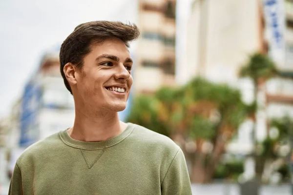 Jovem Hispânico Sorrindo Feliz Cidade — Fotografia de Stock