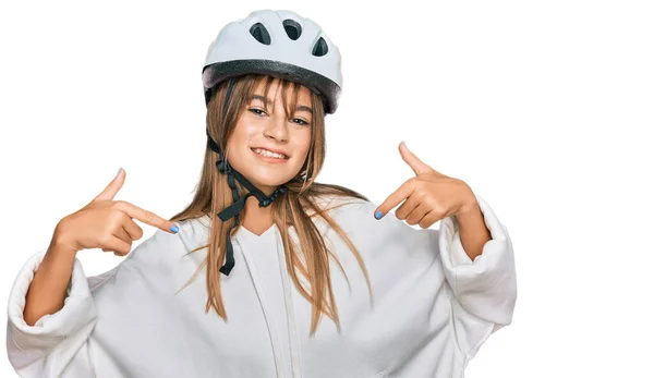 Tiener Kaukasisch Meisje Dragen Fiets Helm Kijken Zelfverzekerd Met Glimlach — Stockfoto