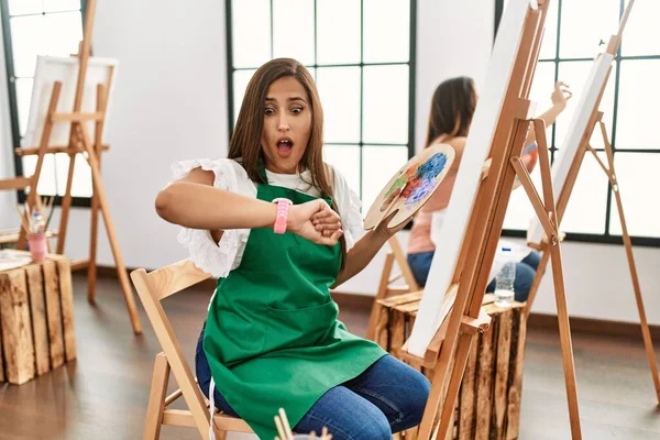 Jonge Spaanse Kunstenaar Vrouwen Schilderen Doek Kunststudio Kijken Naar Het — Stockfoto