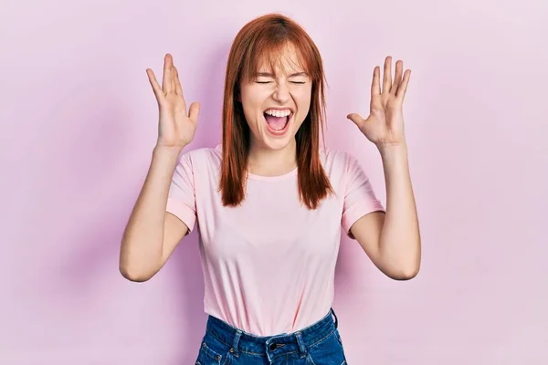 Roodharige Jonge Vrouw Draagt Casual Roze Shirt Vieren Gek Gek — Stockfoto