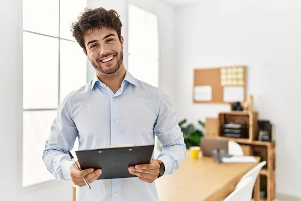 Mladý Hispánský Podnikatel Šťastně Usmívá Drží Psací Stůl Kanceláři — Stock fotografie