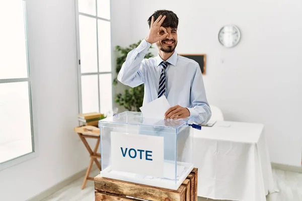 Hispánec Plnovousem Hlasuje Dává Obálku Volební Urny Dělá Dobře Gesto — Stock fotografie