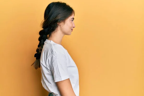 Junge Kaukasische Frau Trägt Legeres Weißes Shirt Das Zur Seite — Stockfoto