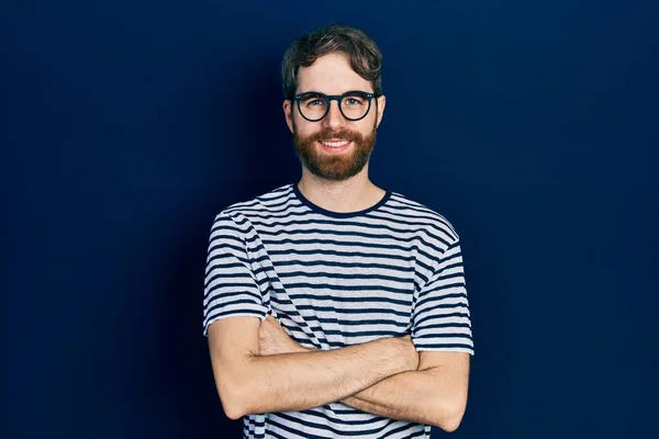 Homem Caucasiano Com Barba Vestindo Camiseta Listrada Óculos Rosto Feliz — Fotografia de Stock