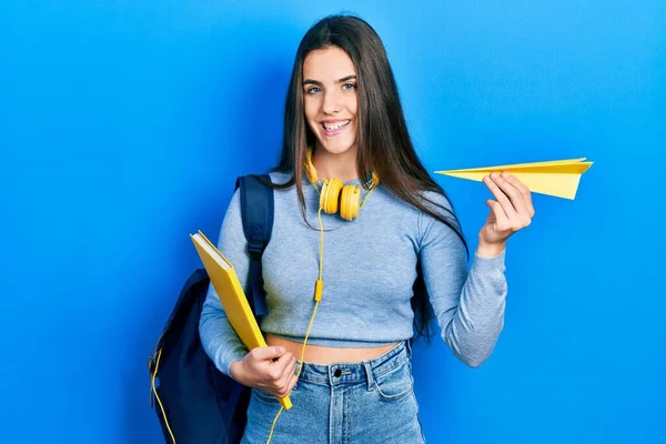 Ung Brunett Tonåring Student Håller Böcker Och Papper Plan Ler — Stockfoto