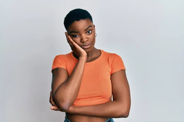 Jeune Femme Afro Américaine Portant Shirt Orange Décontracté Pensant Fatigué — Photo