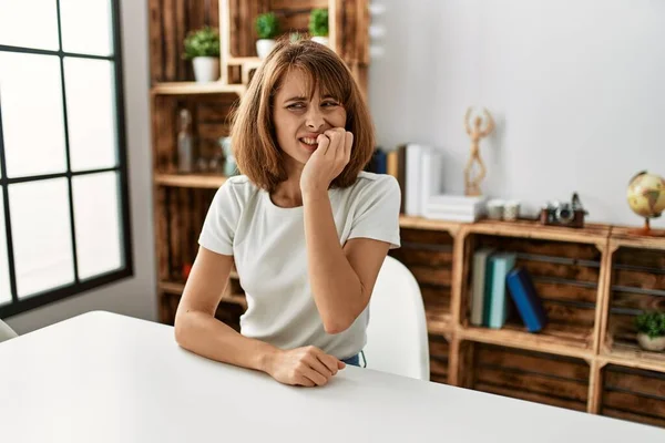 Ung Kaukasiska Flicka Bär Casual Kläder Sitter Bordet Hemma Ser — Stockfoto