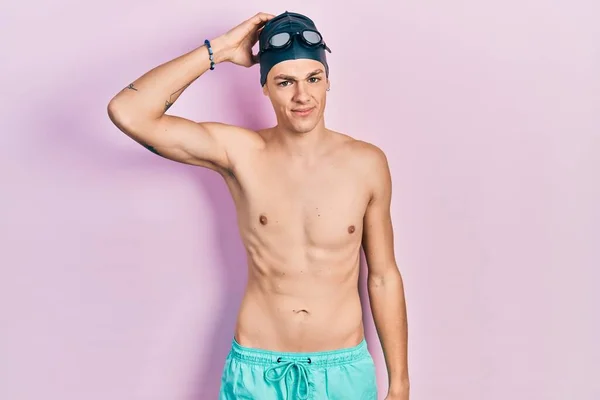 Joven Hispano Con Traje Baño Anteojos Nadador Confunde Pregunta Sobre — Foto de Stock