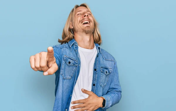 Caucasian Man Blond Long Hair Wearing Casual Denim Jacket Laughing — Stock Photo, Image