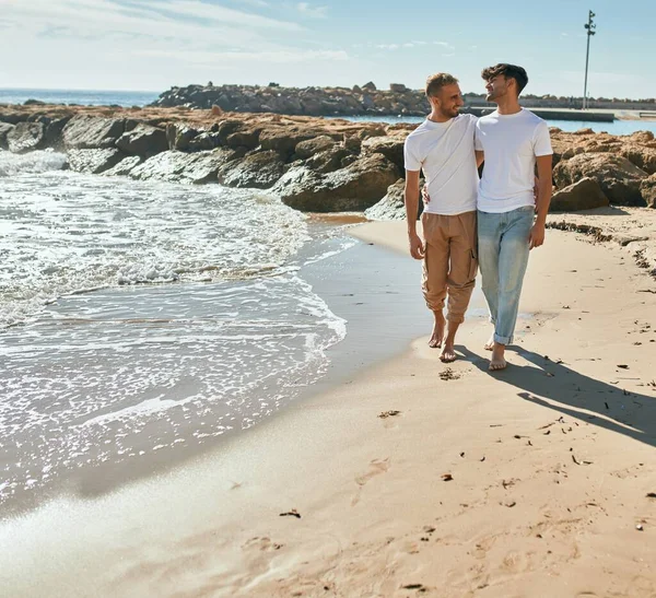 Mladý Gayové Pár Usměvavý Šťastný Chůze Pláži — Stock fotografie