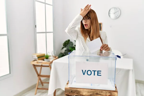 Mulher Negócios Hispânica Votando Colocando Envoltório Urna Surpreendida Com Mão — Fotografia de Stock
