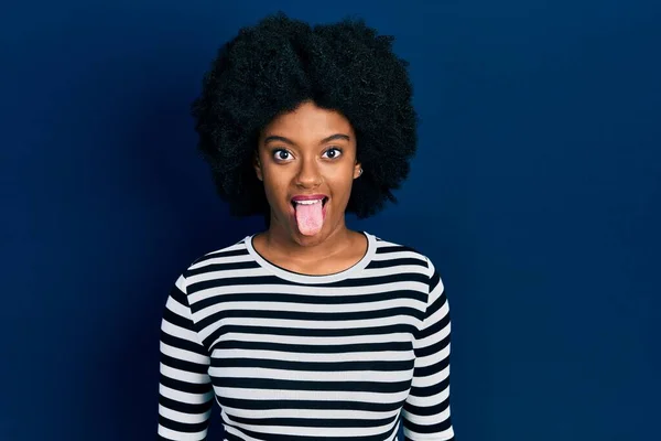 Mujer Afroamericana Joven Que Usa Ropa Casual Que Saca Lengua —  Fotos de Stock