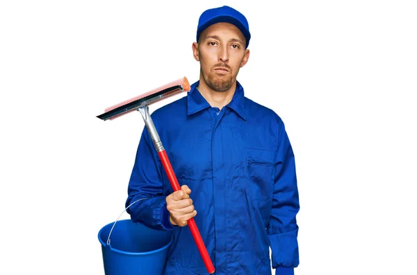 Glatzkopf Mit Bart Glasreiniger Uniform Und Rakel Denken Attitüde Und — Stockfoto