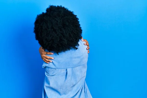 年轻的非洲裔美国女人穿着休闲装 从后面拥抱着自己快乐而积极 自爱和自我照顾 — 图库照片