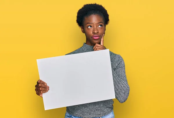 Jeune Fille Afro Américaine Tenant Vide Bannière Visage Vide Sérieux — Photo