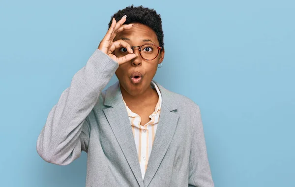 Mujer Afroamericana Joven Con Ropa Negocios Haciendo Buen Gesto Impactado —  Fotos de Stock