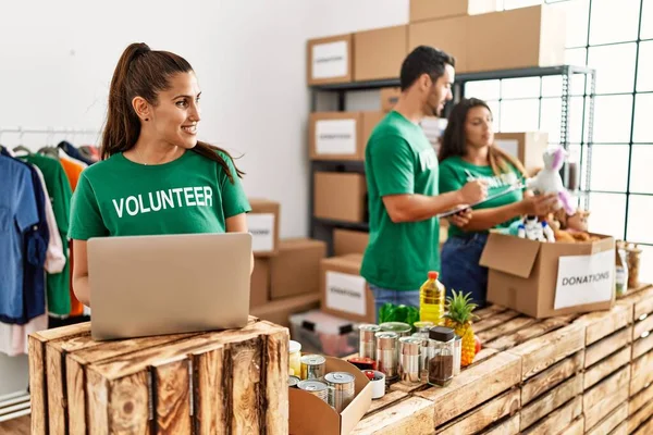 Grupp Latinamerikanska Volontärer Som Arbetar Välgörenhetscentret Kvinna Ler Glad Med — Stockfoto