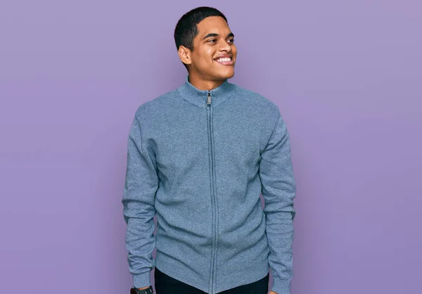 Jonge Knappe Latijns Amerikaanse Man Met Casual Sweatshirt Van Achteren — Stockfoto