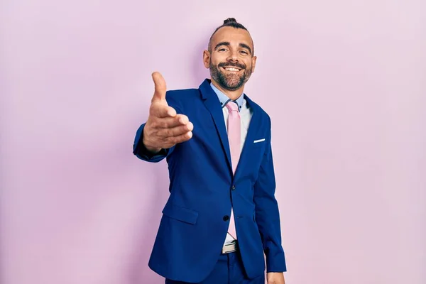 Junger Hispanischer Mann Businessanzug Und Krawatte Freundlich Lächelnd Und Handschlag — Stockfoto