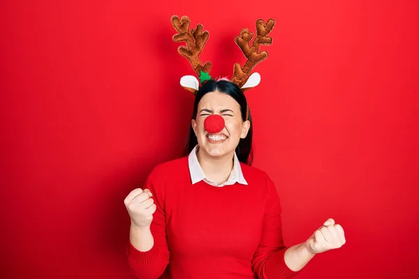 Young Hispanic Woman Wearing Deer Christmas Hat Red Nose Very — Stock Photo, Image