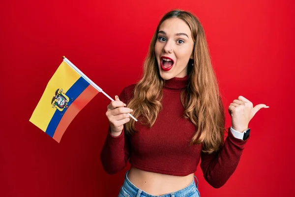 Jovem Loira Segurando Bandeira Equador Apontando Polegar Para Lado Sorrindo — Fotografia de Stock