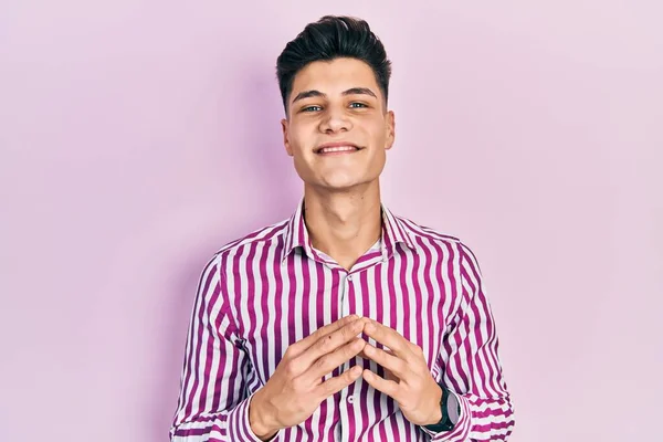 Latin Asıllı Genç Adam Rahat Neşeli Gülümseyerek Ellerini Birleştirip Gülümsedi — Stok fotoğraf