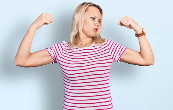 Mujer Caucásica Joven Con Ropa Casual Que Muestra Los Músculos — Foto de Stock